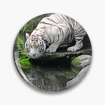 Biely Tiger A Reflexie Soft Tlačidlo Pin Cartoon Odznak Šperky, Módne Oblečenie Kovové Golier Ženy Roztomilý Klopě Pin Creative